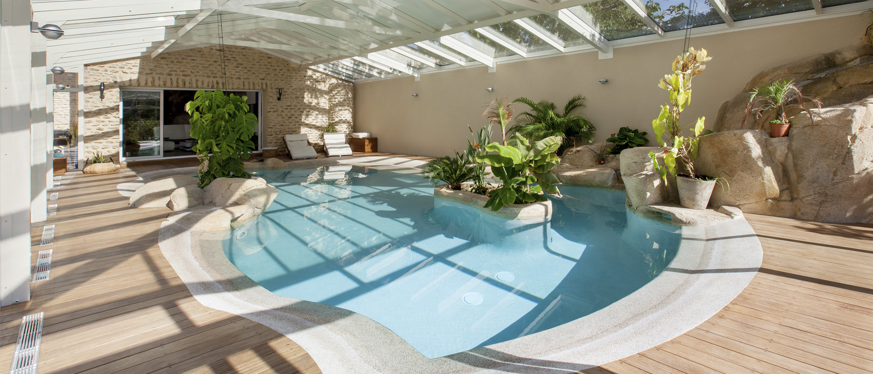 Design harmonieux d'une piscine intérieure sous véranda | Cover Concept France Belgique