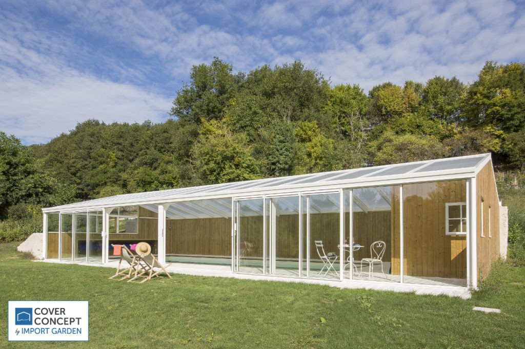 Une véranda pour une piscine indépendante de la maison par Cover Concept