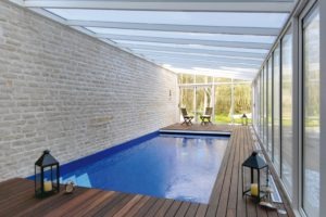 Abri piscine avec toiture polycarbonate en une pente