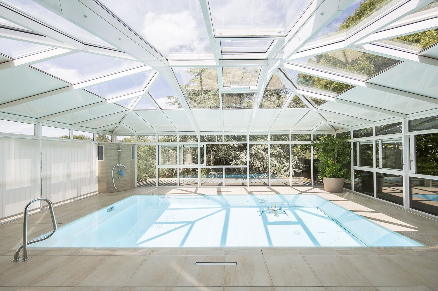 Abri piscine majestueux en aluminium blanc