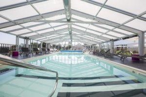 Véranda pour piscine de très grande taille de centre de vacances