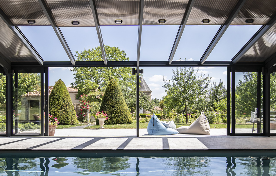 Toit de véranda ouvrant : votre couverture piscine coulissante