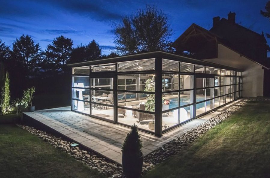 Véranda pour piscine vitrée et éclairée
