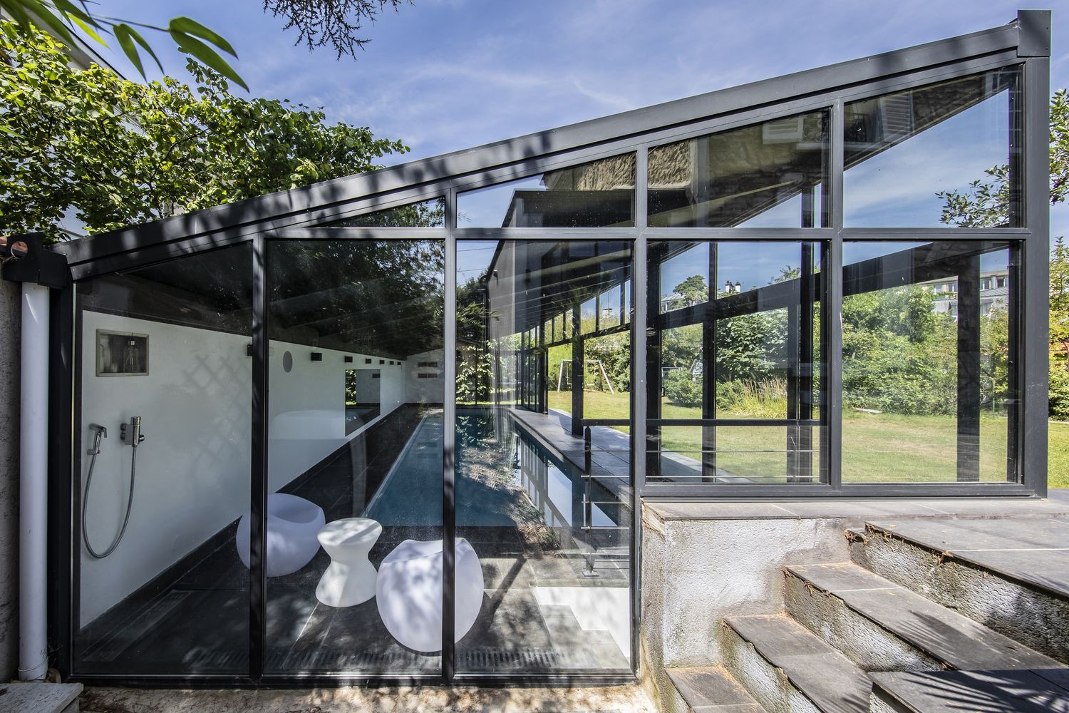 Piscine intérieure avec toiture une pente