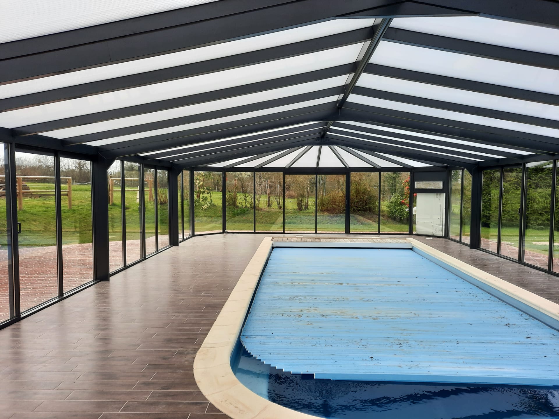 Abri de piscine haut dans la Manche