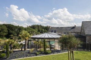 Réalisation d'un abri haut dans le magazine Ambiance Piscines