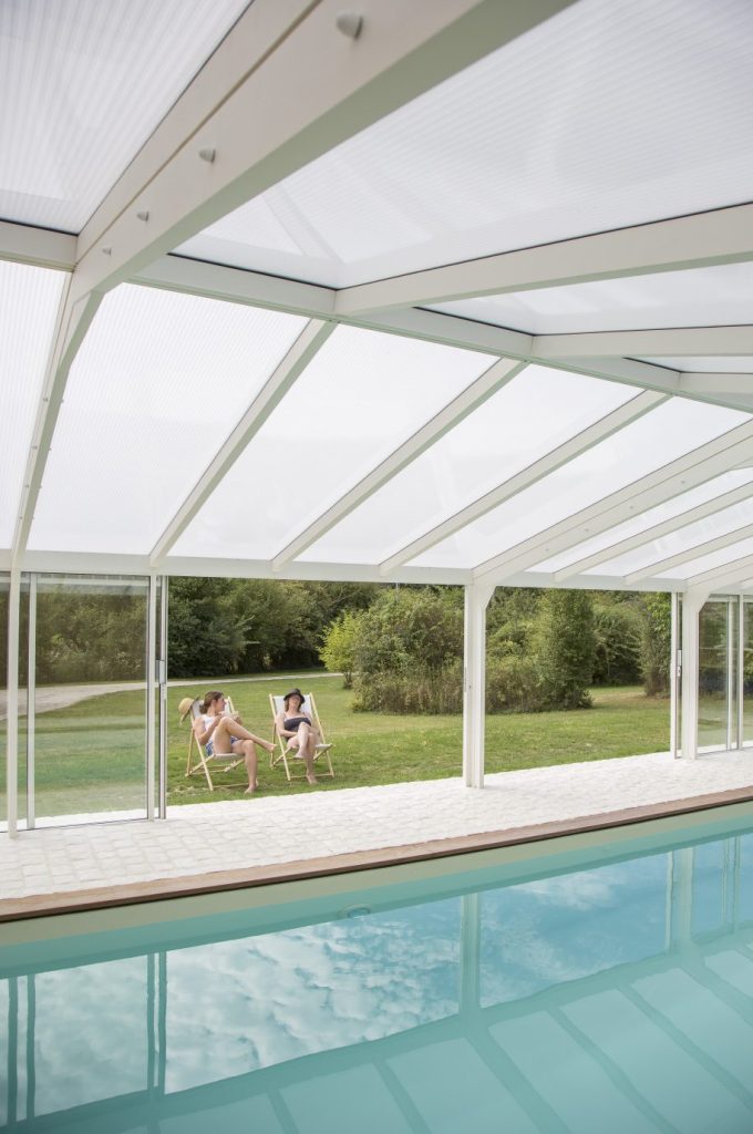 Un abri de piscine en aluminium confortable avec profilés clairs
