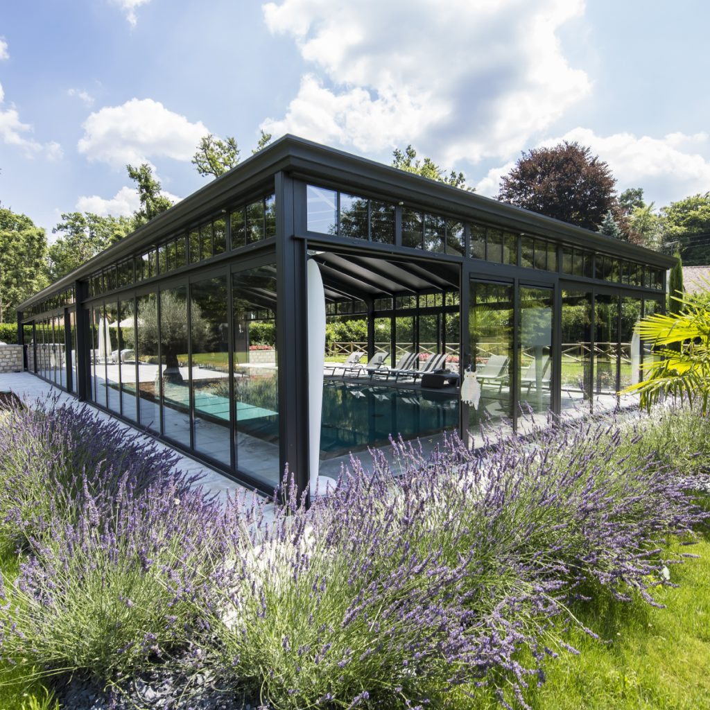 Abri de piscine haut élégant vu de l'extérieur