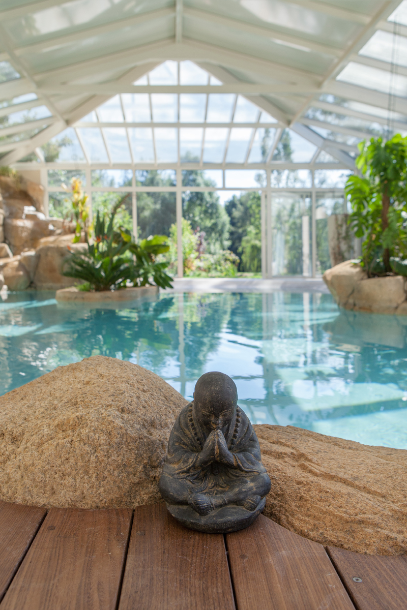 piscine-d-interieur-statue-vegetation
