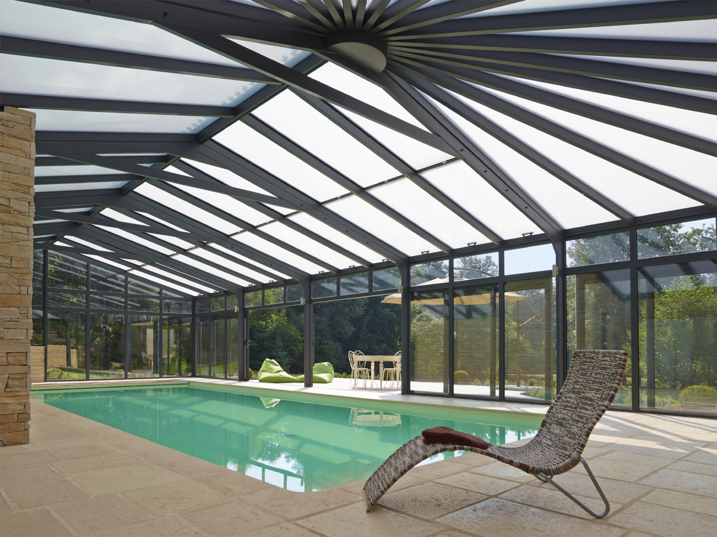 Réalisation d'une toiture de piscine sous forme d'abri