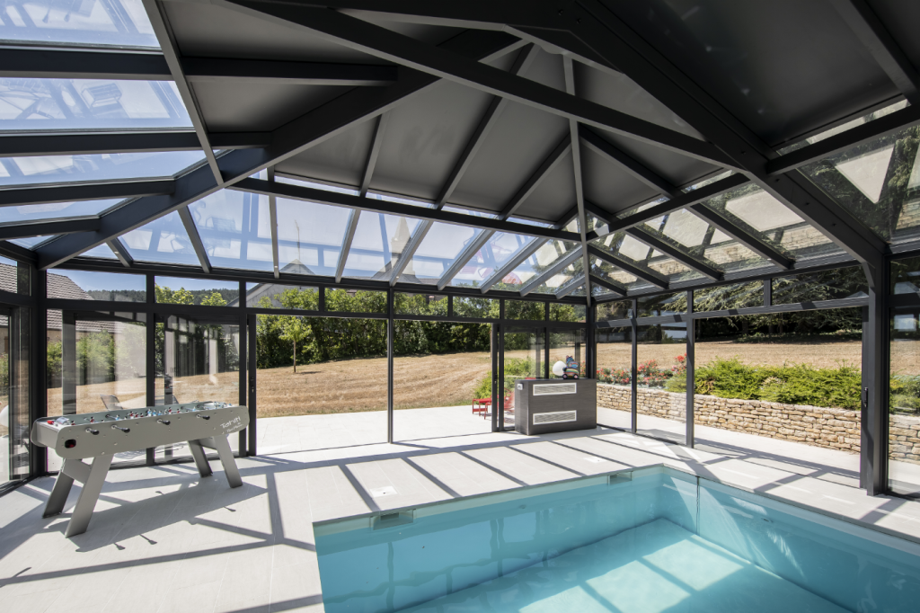 Abri de piscine aménagé avec un babyfoot