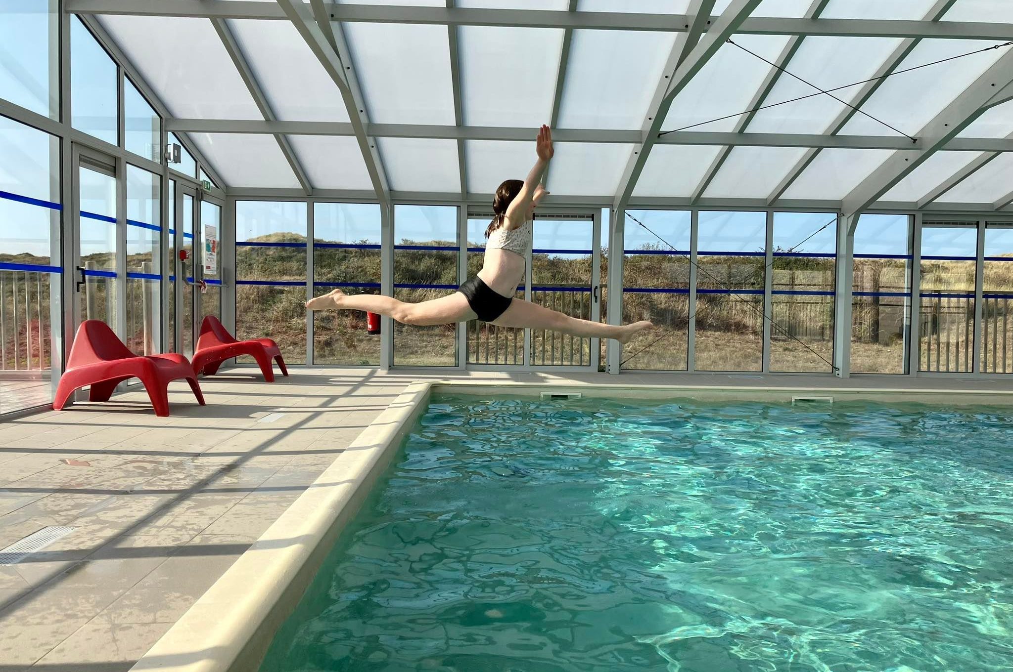 Enfant plongeant dans une piscine