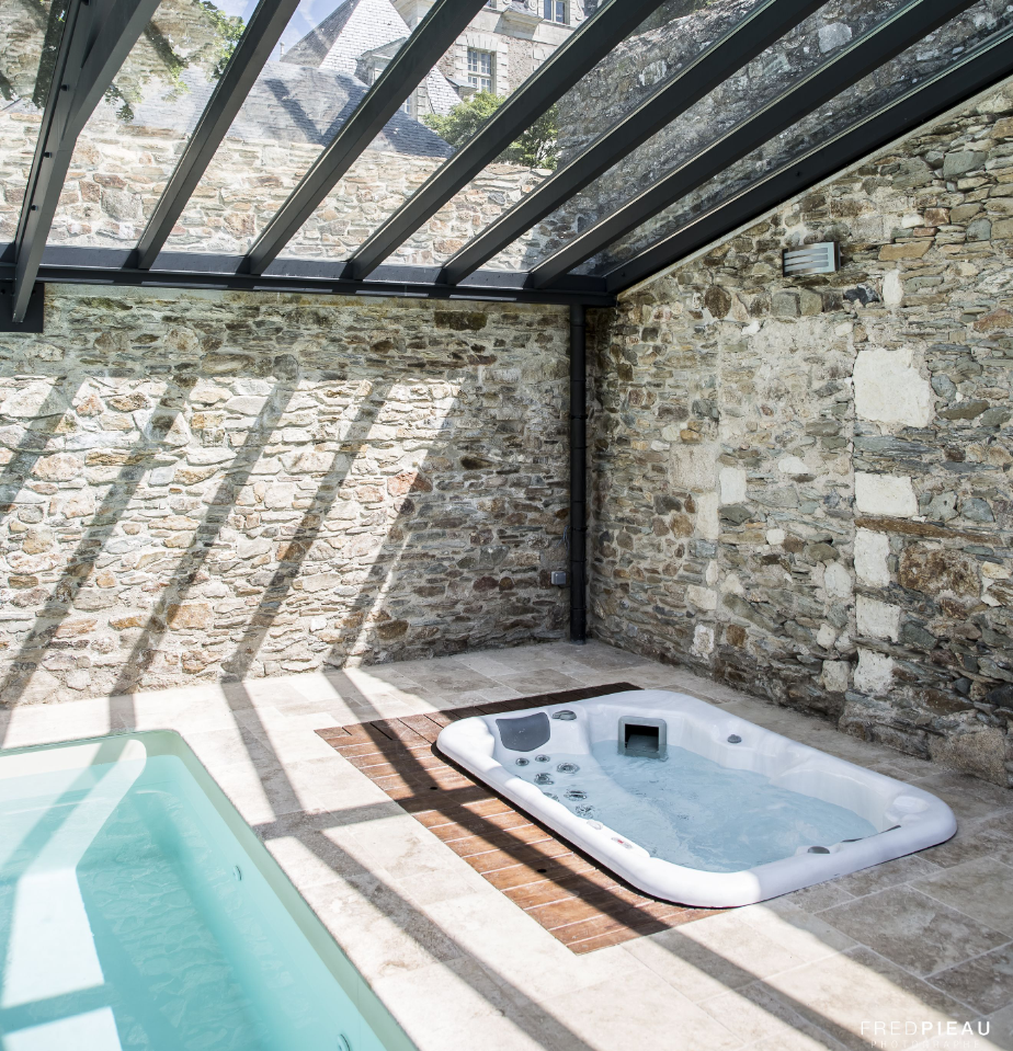 Spa couvert par une véranda