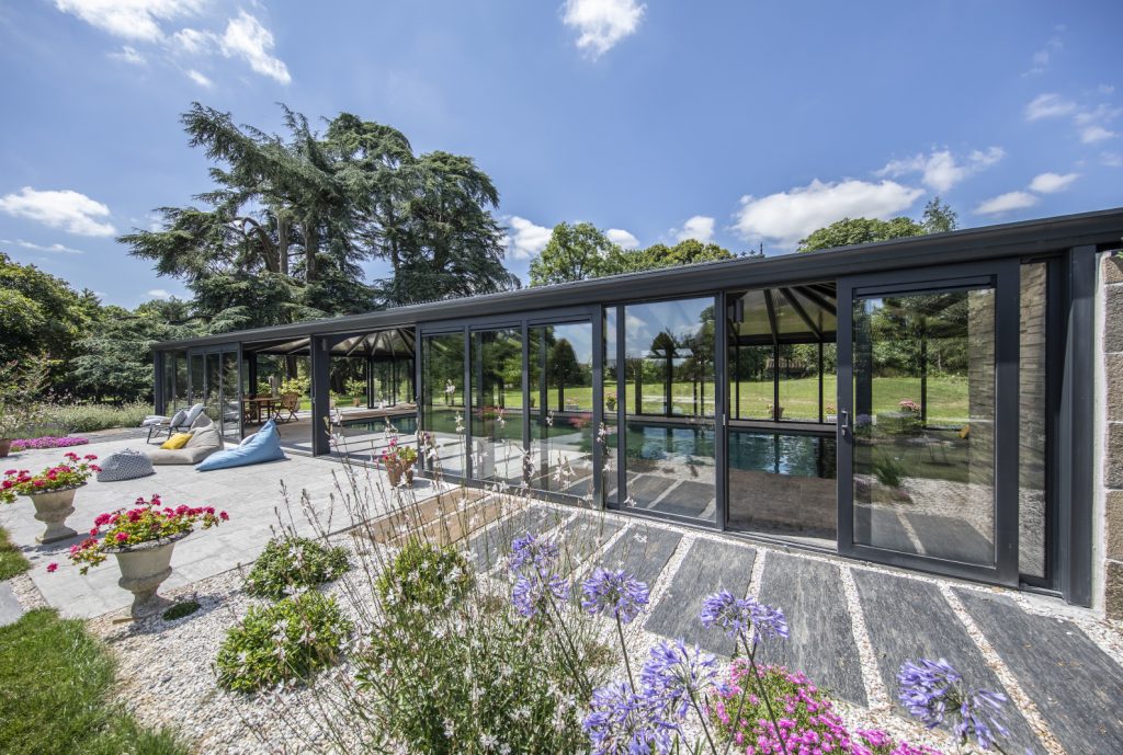 abri-piscine-haut-de-gamme-elegant