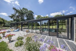 Abri de piscine élégant qui se fond dans l'environnement