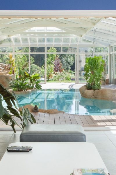 Une piscine accessible depuis la maison par Cover Concept