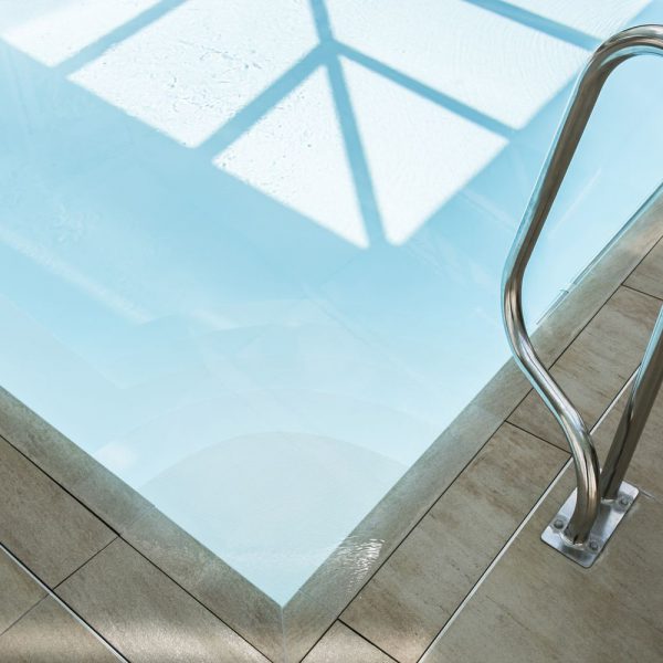 Piscine couverte par une véranda pour piscine à toiture mixte