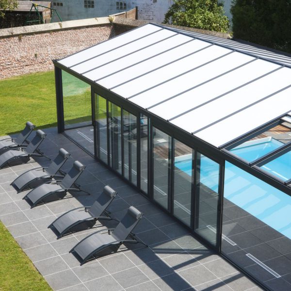 Véranda piscine avec toiture polycarbonat équipée de toits ouvrants.
